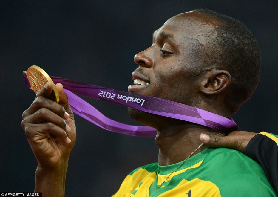 http://www.dailymail.co.uk/news/article-2186096/London-2012-Olympics-Usain-Bolt-grabs-camera-snaps-historic-frame-winning-200m-final.html